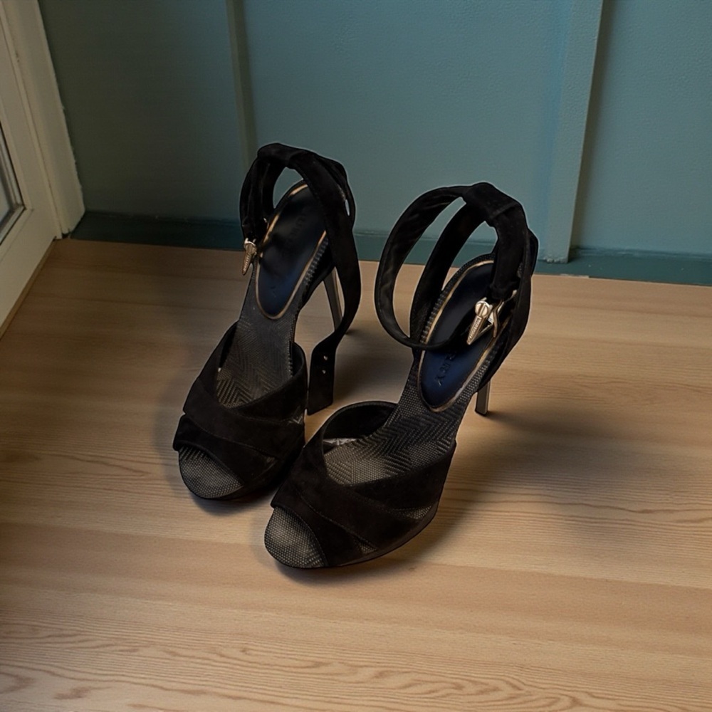 Burberry Elegant Black Platform Sandals - Picture 4 of 10
